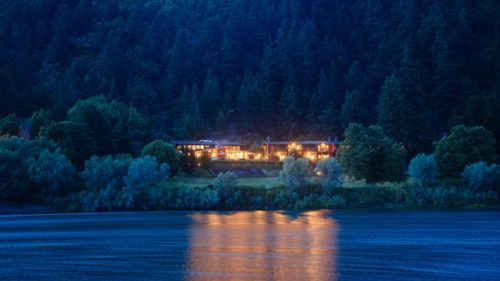 Tu Tu’ Tun Lodge illuminating the Rogue River