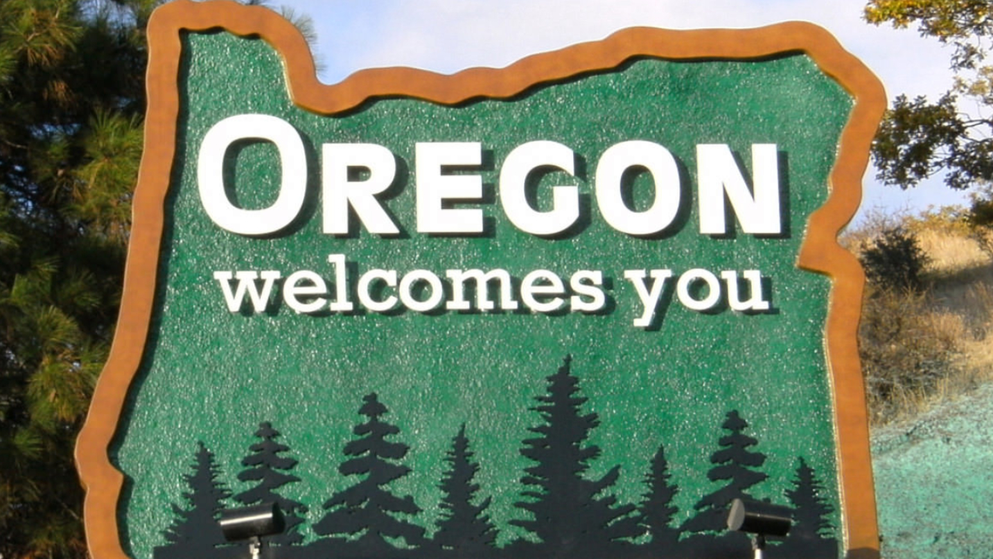 sign saying "Oregon welcomes you"
