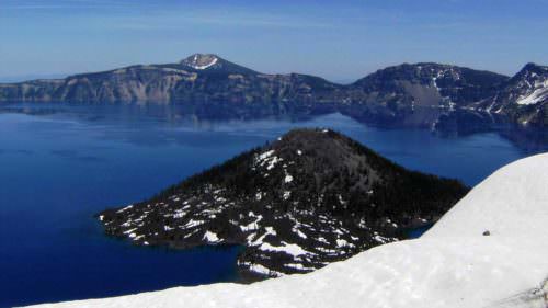 El parque nacional Crater Lake National Park brilla en todo su esplendor en inverno. Las rutas guiadas gratuitas con raquetas para la nieve son una forma perfecta de vivir la experiencia.