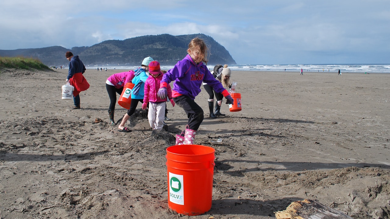 Kids collecting trash at the beach