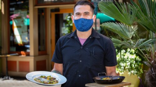 Un camarero lleva una máscara.