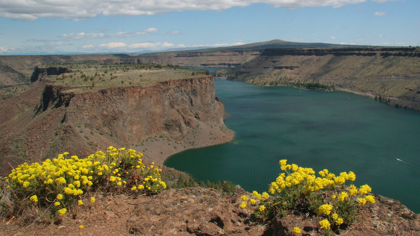 A viewpoint from Tam-a-láu Trail of a river running through a large canyon.